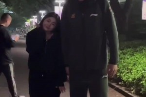 廣廈美女球迷與許鐘豪合影 這身高差也太萌了！